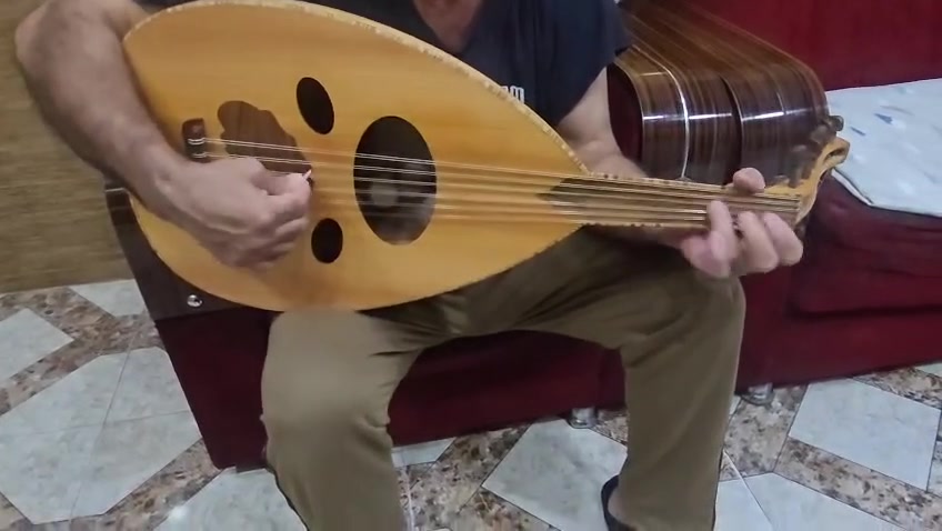 سلام عليكم للبيع عود زرياب موديل عراقي شكل وصوت مميز ووزن خفيف جدآ تاريخ الصنع 2025 مكان بغداد شهداء البياع الاستفسار واتساب ***********
