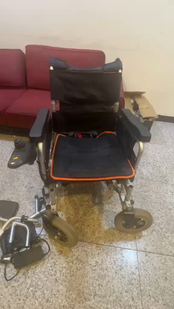 السلام عليكم 

كرسي متحرك كهربائي قياسي قابل للطي بحالة جيدة (Standard Folding Electric Wheelchair)، وهو من الموديلات العملية والشائعة جداً.

* الهيكل (Frame): مصنوع من الألمنيوم أو الفولاذ الخفيف المقاوم للصدأ، ويتميز بوجود مقصّات متقاطعة (X-brace) أسفل المقعد تتيح إمكانية طي الكرسي بسهولة ليدخل في صندوق السيارة.

* نظام الدفع والمحركات: يعتمد على محركين كهربائيين منفصل لتوفير قوة دفع مستقلة وعزم دوران جيد.
* البطارية: يحتوي على حقيبة بطارية مربعة سوداء كبيرة (غالباً بطارية أسيد/جل بجهد 24V وسعة تتراوح بين 12Ah إلى 20Ah) مثبتة في الخلف وقابلة للإزالة للشحن.

* الإطارات:
    * الخلفية: إطارات كبيرة ممتصة للصدمات مع درجات (Treads) تعطي ثباتاً أفضل على الطرق غير المستوية.
    * الأمامية: عجلات صلبة صغيرة (عجلات توجيه) مدعومة بمحاور قوية.

* نظام التحكم (Joystick): يظهر مقبض التحكم (العصا الذكية) على مسند اليد الأيمن لتوجيه الحركة 360 درجة والتحكم بالسرعة.

* الملحقات الظاهرة 
* مساند الأرجل (Footrests) قابلة للتفكيك والازالة 
    * وسادة مقعد إضافية سوداء بحواف برتقالية لتوفير راحة أكبر أثناء الجلوس الطويل.

السعر 450 الف وبيه مجال بسيط 

مكاني بغداد 

للتواصل  ***********
