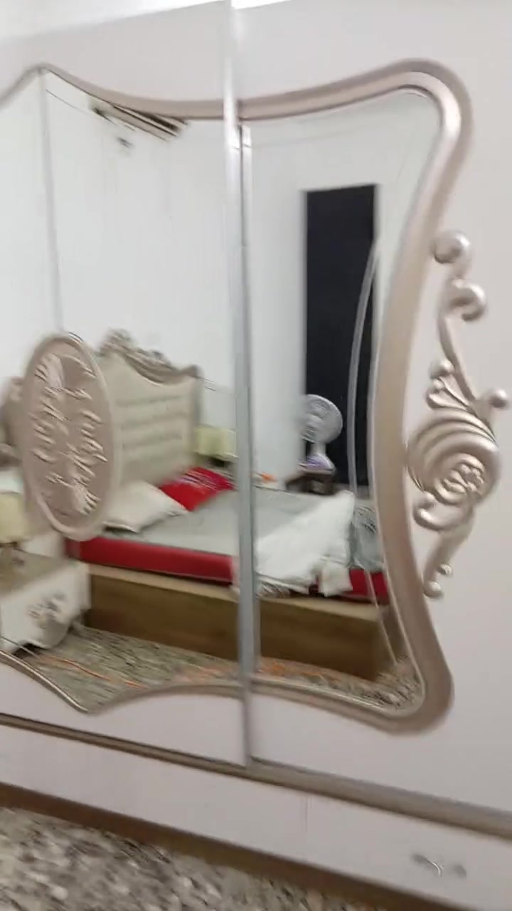 السلام عليكم غرفة للبيع مثل ماموضح بالفيديو السعر ٧٥٠ وبيها مجال قليل العنوان بغداد الرقم ***********
