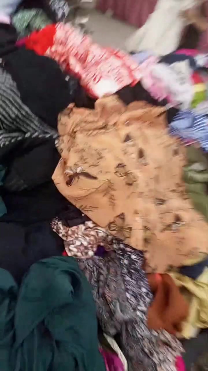 جل وبەرگی ئافرەتان هاوینە و زستان بەجوملە دەیفرۆشین.......
ژمارەی واتساب: ***********
