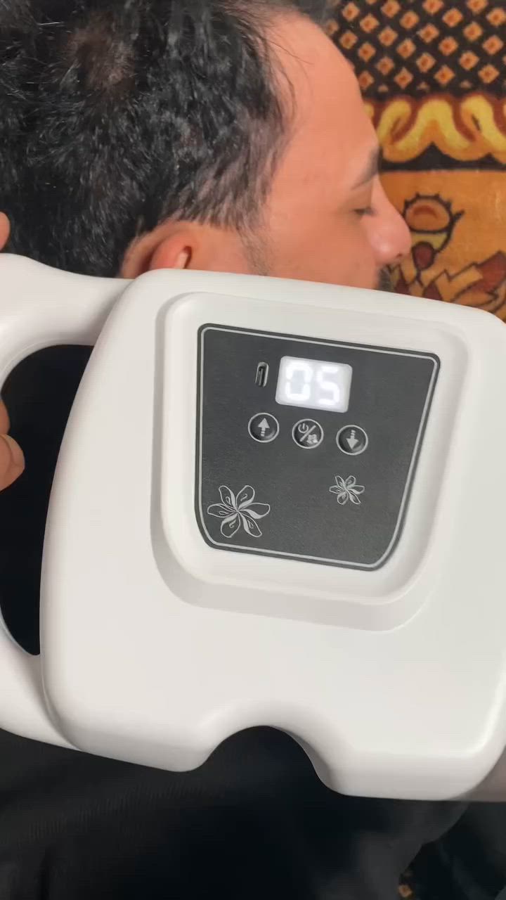 السلام عليكم اليوم توفر جهاز تدليك 
المواصفات 

جهاز مساج عضلي متعدد الرؤوس – Massage Gun Strong Power (موديل WNK-569)

جهاز مساج عضلي مصمم لتوفير استرخاء عميق لمساحات واسعة من الجسم، مع قوة تشغيل واضحة وتحكم متعدد المستويات.

 • تصميم متعدد الرؤوس لتدليك مناطق مختلفة من الجسم
 
• قوة تشغيل معلنة 25 واط مناسبة للاستخدام المنزلي
 
• 9 أوضاع تشغيل مع إمكانية ضبط الشدة حتى 99 مستوى
 
• شاشة رقمية LED لعرض مستوى التشغيل بوضوح

• شحن Type-C / USB لسهولة وإتاحة الشحن
 
• مقبض مريح مانع للانزلاق مع خاصية امتصاص الصدمات

 • الموديل: WNK-569
 • القدرة: 25W
 • أوضاع التشغيل: 9 أوضاع
 • مستويات الشدة: قابلة للتعديل حتى 99 مستوى
 • وقت الشحن: ≥ ساعتين
 • نوع الشحن: Type-C (USB rechargeable)
 • العرض: شاشة رقمية LED
 • الرؤوس: 16 رأس السعر 30 الف دينار فقط العرض 
المده يومين فقط يوجد توصيل محافظات 5 بغداد 3 
ملاحظة/ تفحص الطلب ماعجبك رجعه متدافع ايشي لحك على العرض 
الحجز على الخاص أو واتساب *********** بس الرصيد متوقف
