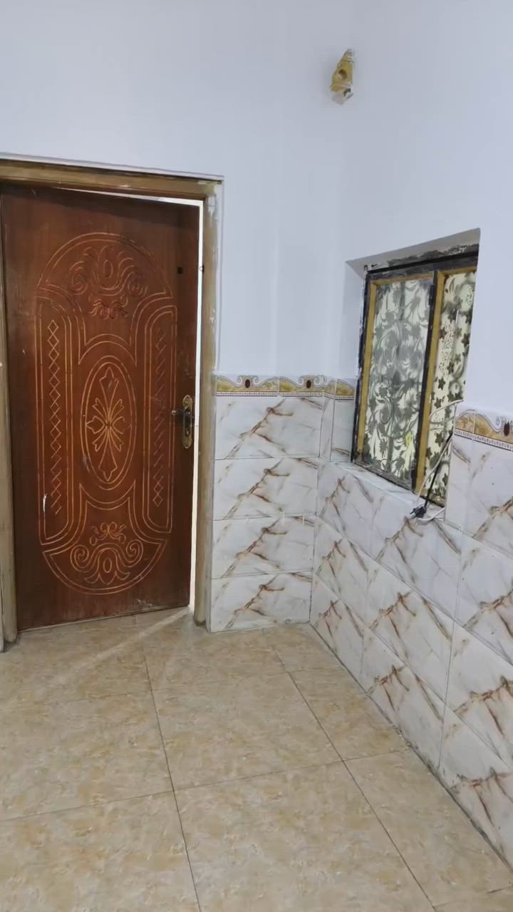 غرفة نوم واستقبال وصاله ومطبخ
وحمام داخلي صحيات كامله 
مجهزه بمراوح سقفيه وكيزر
وماطور وتانكي مع تانكي ماء حلو
قبلة شارع المدارس   على شارع العام قرب فران وسواق الزيداوي
هاتف ***********
