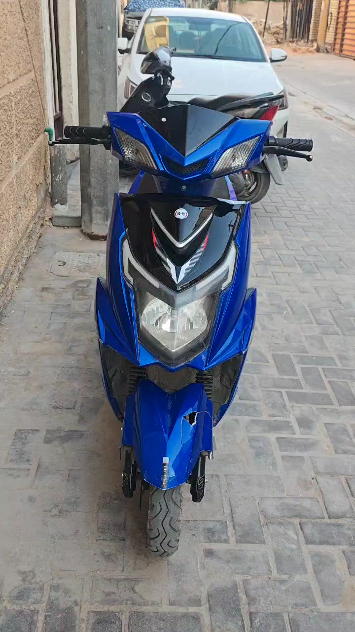السلام عليكم دراجه شحن سكنس للبيع مواصفاته  خمس بطاريات كبار 12فولت و 20امبير تجي طرق التشغيل سويج وبصمه والشاشه دجتال اي عطل يصير بدراجه تعرضه والسرعه 90 بشاشه وجميع كهربائية الدراجه شغال وبيه روجوع للخلف وكلشي مبين بــ الفيديو السعر 450 مكاني بغداد الحريه للتواصل ***********