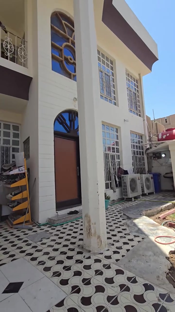🏡 دار للبيع – مساحة 200 م²

📍 العزيزية / واسط – شارع جامع الزهراء، الفرع المقابل لقطاع الرعاية الصحية
📌 موقع مميز وهادئ وقريب من الخدمات

✨ مواصفات الدار:

- بناء حديث بدرجة أولى
- طابقان
- حديقة وكراج
- حمام خارجي وصحيات
- استقبال خارجي مع كوليدور معزول بالكامل عن المنزل
- مطبخ وصالة مفتوحة واسعة
- غرف نوم كبيرة
- حمامات حديثة
- ممر (ترك) بطول المنزل
- سطحان
- تشطيب ممتاز ومواد بناء عالية الجودة

🏠 الطابق الأرضي:

- مطبخ وصالة مفتوحة واسعة
- غرفتا نوم كبيرتان
- حمام داخلي مع إنارة وتهوية طبيعية
- ممر بطول المنزل

🏠 الطابق الثاني:

- غرفتا نوم
- حمام
- سطحان

💰 السعر مناسب وقابل للتفاوض للجادين

📞 للاستفسار والمعاينة:
***********
