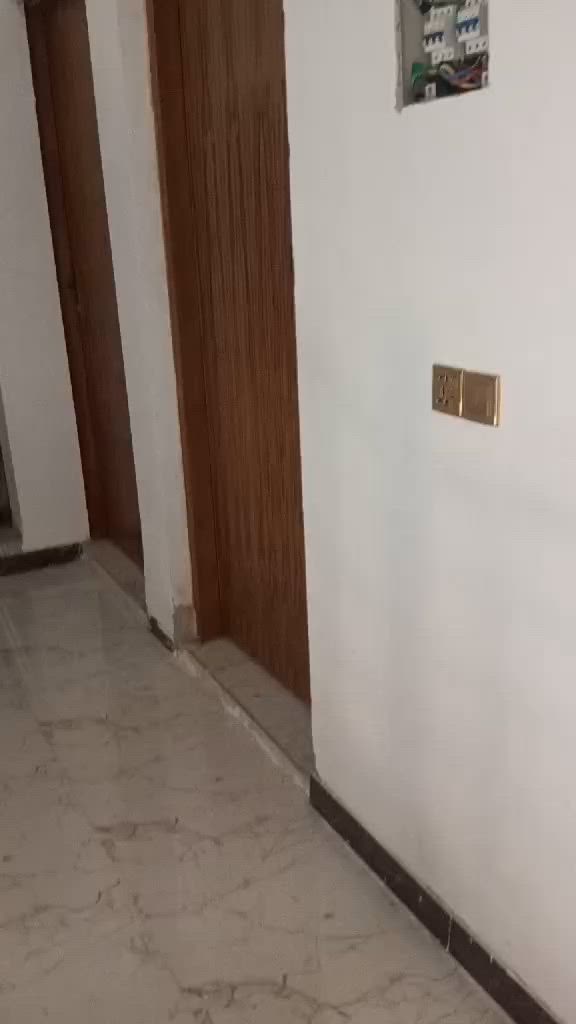 السلام عليكم عندي بيت للبيع في منطقه الشعب العقاري الثانيه خلف مطعم حجي عادل المساحه ٢٠٤ و النزال٢٤ الواجهه ٨ونص يحتوي على كراج وحديقه وحمام خارجي و استقبال ومطبخ وهول وصحيات داخلية ومنور وغرفتين نوم وترك خلف البيت والطابق الثاني اربع غرف نوم سويت ومطبخ صغير وبلكونه وبيتونه ومخزن في السطح للاستفسار الاتصال على الرقم ***********. مكتب الشعب شارع الاسواق المركزية
