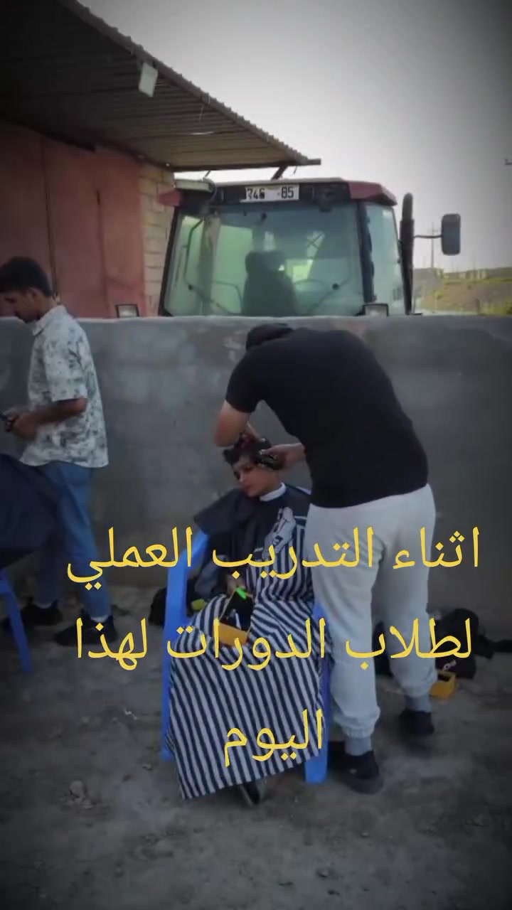 اثناء التدريب العملي لطلاب الدورات 
مركز ومعهدEZEL لتعليم فن الحلاقه والتجميل للاستفسار اتصل ***********
