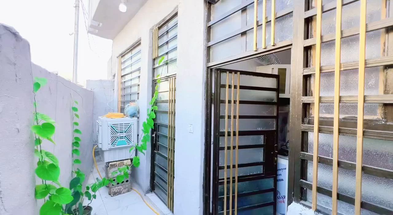 🚨 فرصة عقارية مميزة | دار للبيع بناء حديث 🚨
بيع مستعجل جداً وخلال 48 ساعة فقط!
📌 تفاصيل العقار:
 المساحة: 100 متر مربع.
 النوع: طابو زراعي (سند 25).
 الأبعاد: الواجهة 7.5 متر (مربع البيت).
 حالة البناء: حديث وجاهز للسكن الفوري.

🏠 التصميم الداخلي والخارجي:
 غرفة نوم.
 صالة استقبال.
 مطبخ.
 كلدور (موزع).
 مجمع صحي (داخلي وخارجي).
 منور للنفاذ الضوئي والتهوية.

📍 الموقع والخدمات:

 العنوان: الحلة - بكرلي (قرب موقف دانة).
 القرب: موقع مميز وقريب جداً من الشارع العام.
 الخدمات: كاملة  المنطقة.

💰 السعر: 50 مليون (للبيع المستعجل).

📞 للاستفسار والتواصل المباشر:
 اتصال / واتساب: ***********
 اتصال / واتساب: ***********
