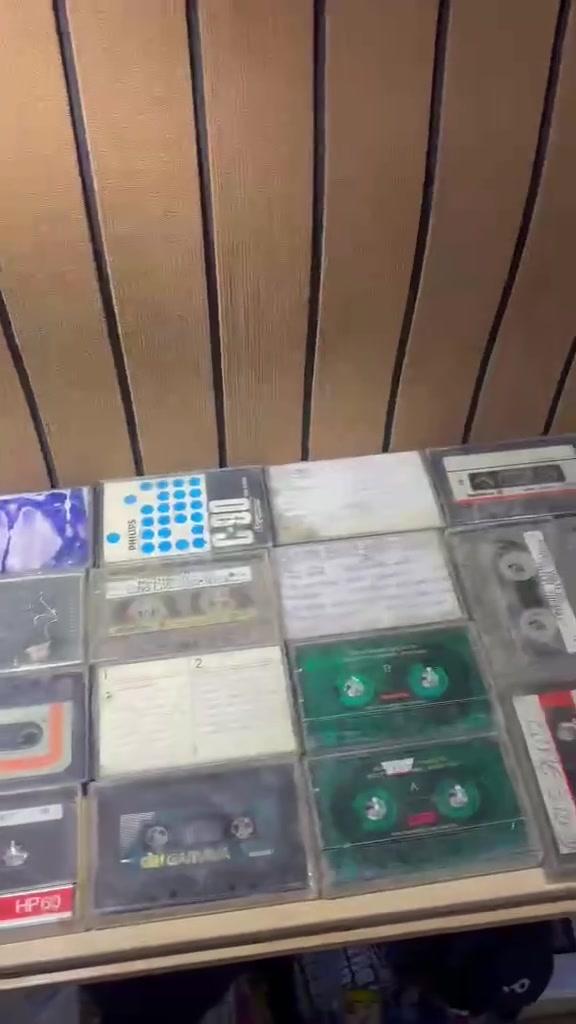 السلام عليكم متوفر مسجل كاسيت ومسجل اقراص cd وعندي 28 كاسيت اجنبي بيهن ايرون ميدن وبلاك سباث وميتال وبعد اشياء هواي ملوزه سعر نهائي 75 رقم ***********
