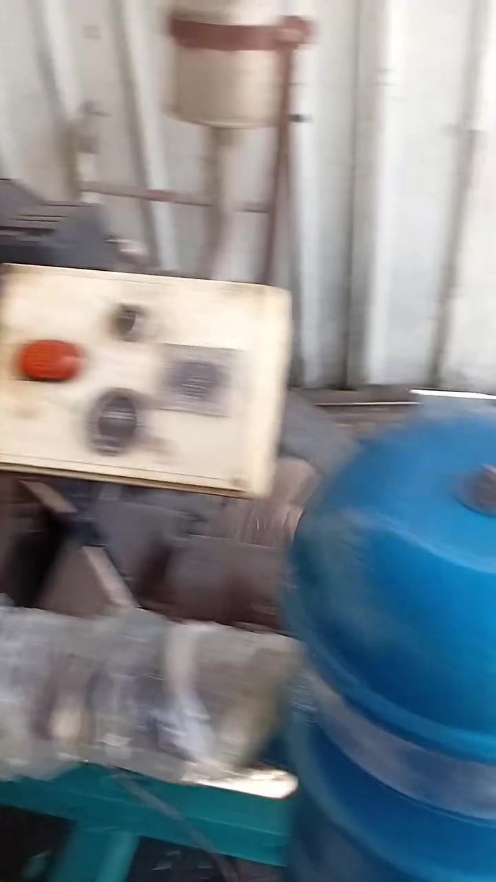 للبيع مولدة كيا 2701 كلش نظيفة جاهزة لاصرف ولاتبخير راس التوليد 30 كي في ثري فيز 120  امبير السعر 14 ورقة العنوان بغداد للاستفسار الاتصال على الرقم ***********
