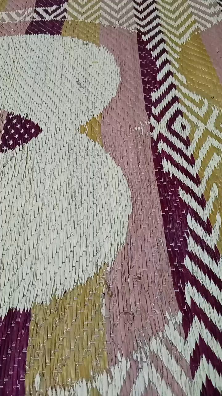مجفف شعر (سشوار) من ماركة SHG، ويتميز بتصميمه العملي المخصص للسفر (Super Mini) باللون الرمادي والأسود، ومزود بمقبض قابل للطي لتوفير المساحة أثناء التنقل.أبرز مواصفات واستخدامات الجهازالحجم الصغير والوزن الخفيف: صُمم خصيصاً ليكون سهل الحمل في حقائب السفر أو النادي الرياضي.التحكم بالسرعة والحرارة: يحتوي على أزرار للتحكم بمستويات تدفق الهواء الساخن لتناسب تجفيف وتصفيف الشعر اليومي.الملحقات المضمنة: يأتي خلفه في الصورة مشط بلاستيكي مخصص لفك تشابك الشعر وتسهيل عملية التصفيف أثناء التجفيف.
السعر 7000


**إذا كنت صاحب هذا الإعلان وتريد حذفه لأي سبب، رجاءا أرسل رسالة إلى الدعم الفني**