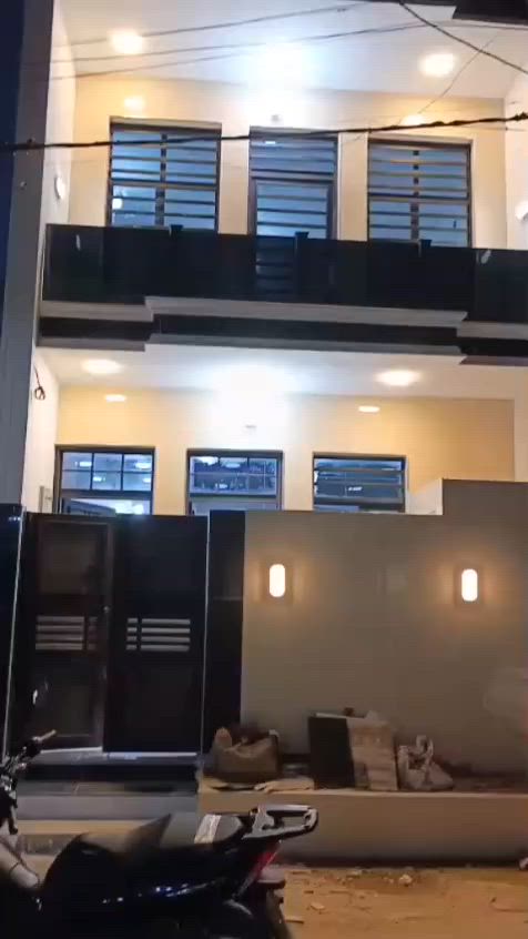 بيت في خطيب الزراعي مساحه 73 نتر طابقين بيت زيرو يحتوي على ثلاث غرف نوم وا استقبال ومطبخ حار ومطبخ بارد ويحتوي على ثلاث حمامات غربي وشرقي وكله لوح بورسلين هندي وادراج بايات مرمر طبيعي ونضام سبالت وانضام كامرات وهديه ويا البيت تانكي وكيزر وموطور  ماء وبوستر نازل وا مغاسل وخدمات كامله مدخلين البيت  ***********
