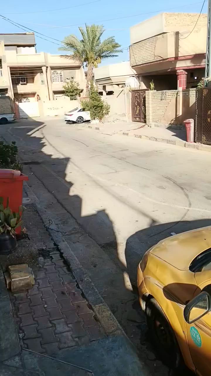بيت للبيع مساحته 100 متر العنوان بغداد الحسينيه مدخل التكسيات بالبدايه المخابرات  سعر 105 للستفسار اتصل ع الرقم ***********
