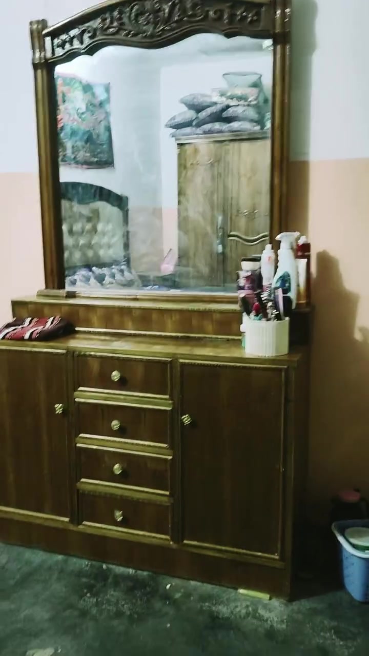 قرفه اخشاب نضيفه حيل المكان ناحيت الفرات تل اسود سعر 850 وبيه مجال رقم الهاتف ***********
