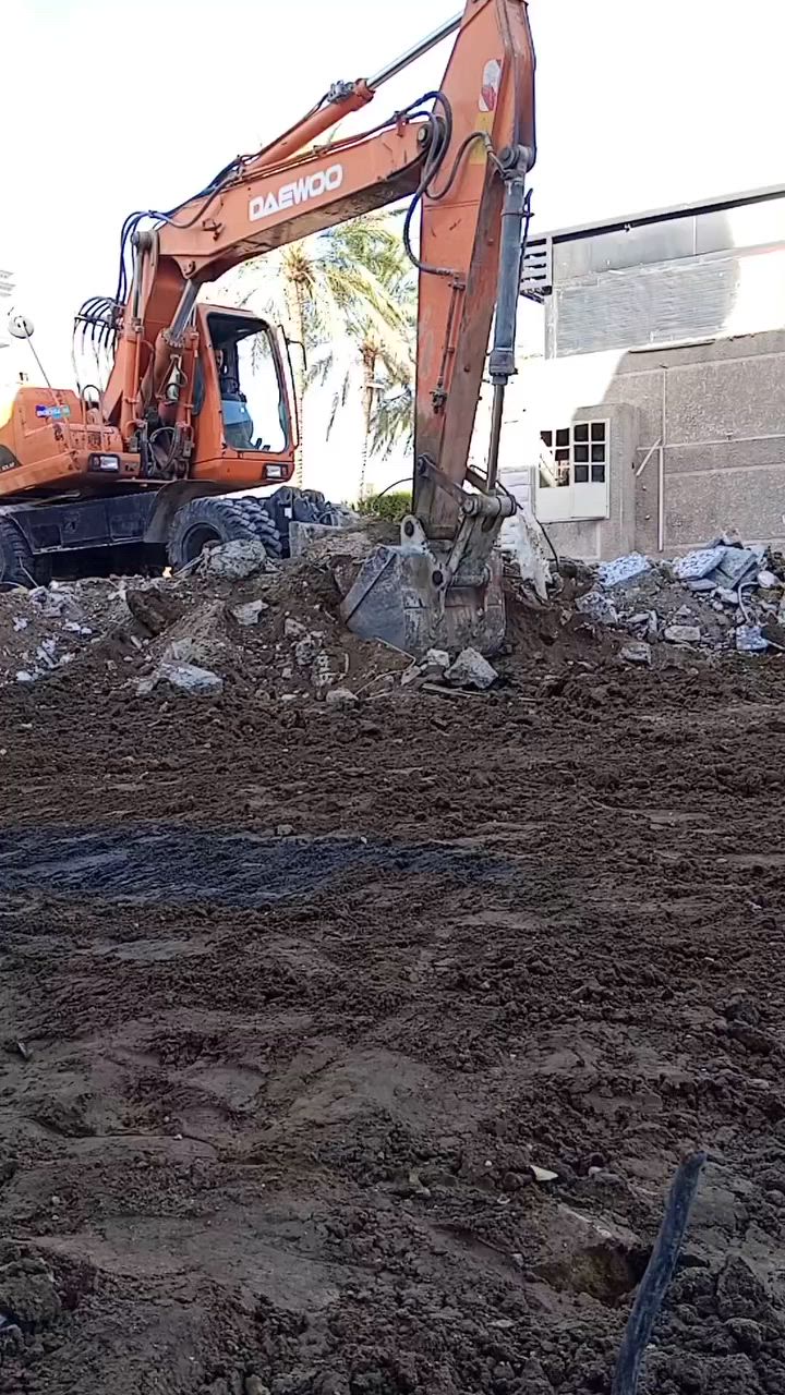تعلن مجموعة مكتب هندسة بغداد عن استعدادها التام لتنفيذ كافة أعمال المقاولات الترابية والإنشائية بدقة وكفاءة عالية.
​نحن متخصصون في الخدمات التالية:
​هدم الدور والبنايات: إزالة آمنة ومنظمة للمنشآت القديمة.
​رفع الأنقاض: تنظيف المواقع بالكامل ونقل المخلفات إلى الأماكن المخصصة.
​حدل الأرض: تهيئة التربة وضمان تماسكها وفق المعايير الهندسية.
​فرش السبيس والجلمود: تجهيز الطبقات الأساسية للمشاريع بأجود المواد.
​نحن نجمع بين الخبرة الهندسية والمعدات الحديثة لضمان سرعة الإنجاز وجودة العمل.
​للتواصل والاستفسار:
​يمكنكم الاتصال بنا مباشرة عبر الأرقام التالية:
​***********
​***********
​مكتب هندسة بغداد - الدقة في التنفيذ، الالتزام في المواعيد.
