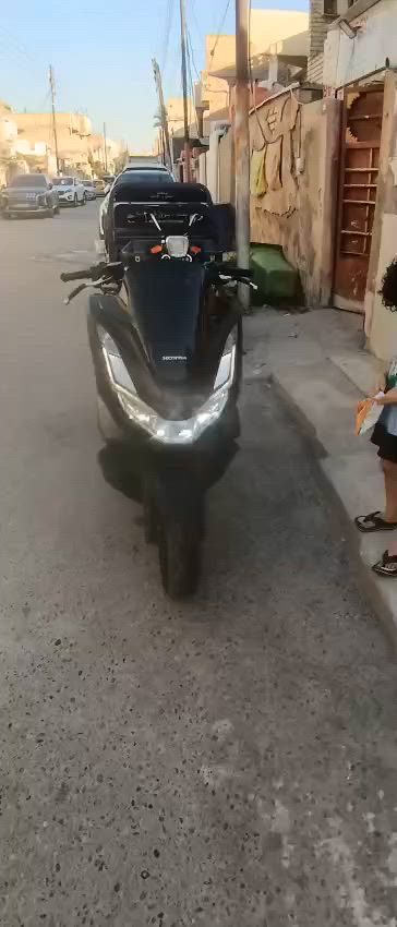 سلام عليكم Honda PCX 160 موديل 2023
ماشيه قليل مواصفات حديثه 
تبريد مائي.
حقن إلكتروني PGM-FI.
ناقل حركة أوتوماتيك CVT.
خزان وقود 8.1 لتر
إضاءة LED كاملة
شاشة رقمية
استهلاك وقود ممتاز يقارب 40–45 كم/لتر حسب القيادة.
متوفر خاص او اتصال 
***********
