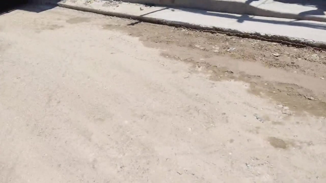 سلام عليكم مرخصت مدير لكروب،،،،،،  بيت ب ام الكبر ولغزلان ميت متر مربع لبيت يحتوي ستقبال سته باربعه وغرفه خمسه بخمسه وصاله خمسه بخمسه ومطبخ اربعه باربعه لبيت ماصارله هواي من مبني خدمات كامله مي مجاري كهرباء تبليط لبيت قرب كوفي لصلطان يبعد عشارع لعام 6افرع ستفسار عل رقم ‏‪***********‬‏
