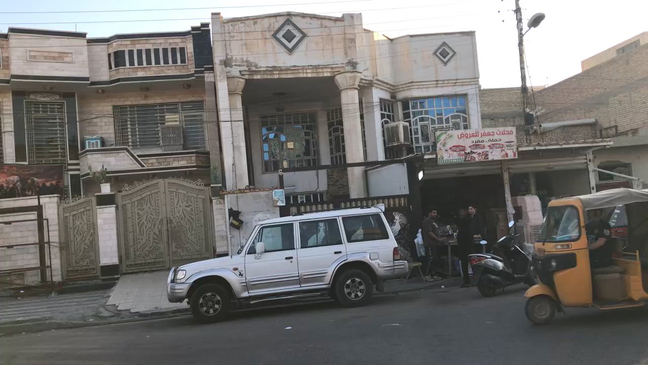 السلام عليكم بيت ٢٠٠متر للبيع طابو صرف على الشارع العام الرئيسي احلى موقع بالكفائات بي محلات بصف سيد هادي القصاب التفاصيل داخل المنشور للتواصل مع الرقم ***********

