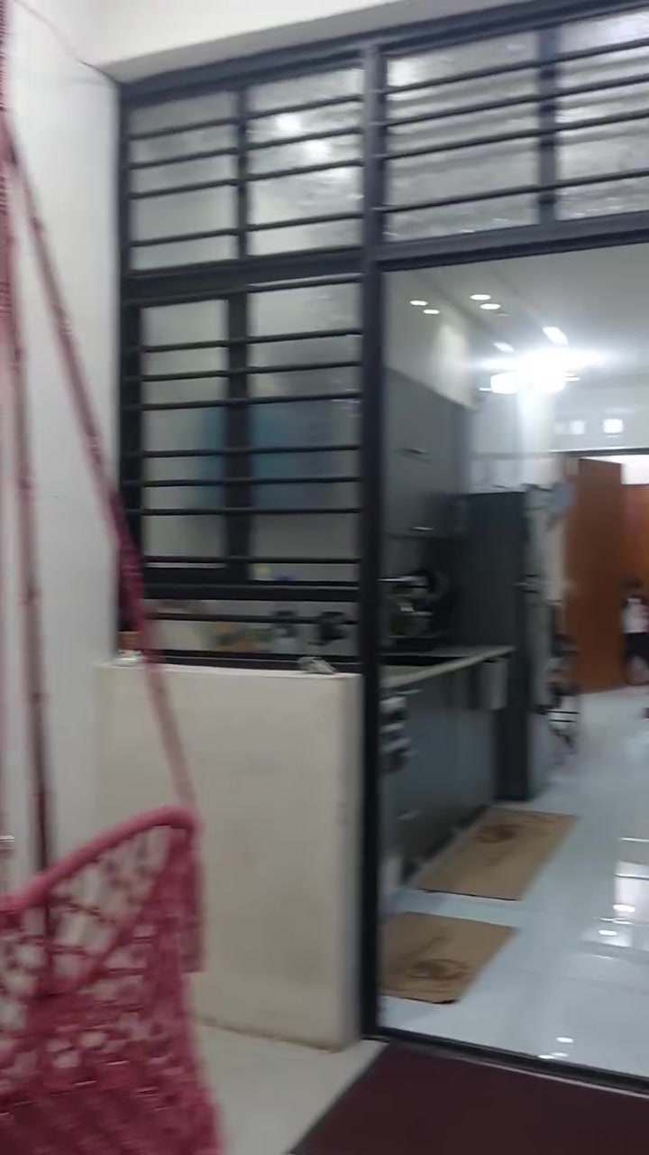 بيت للبيع حي الجوادين المساحه ١٠٠للستفسار رقم الهاتف ***********
