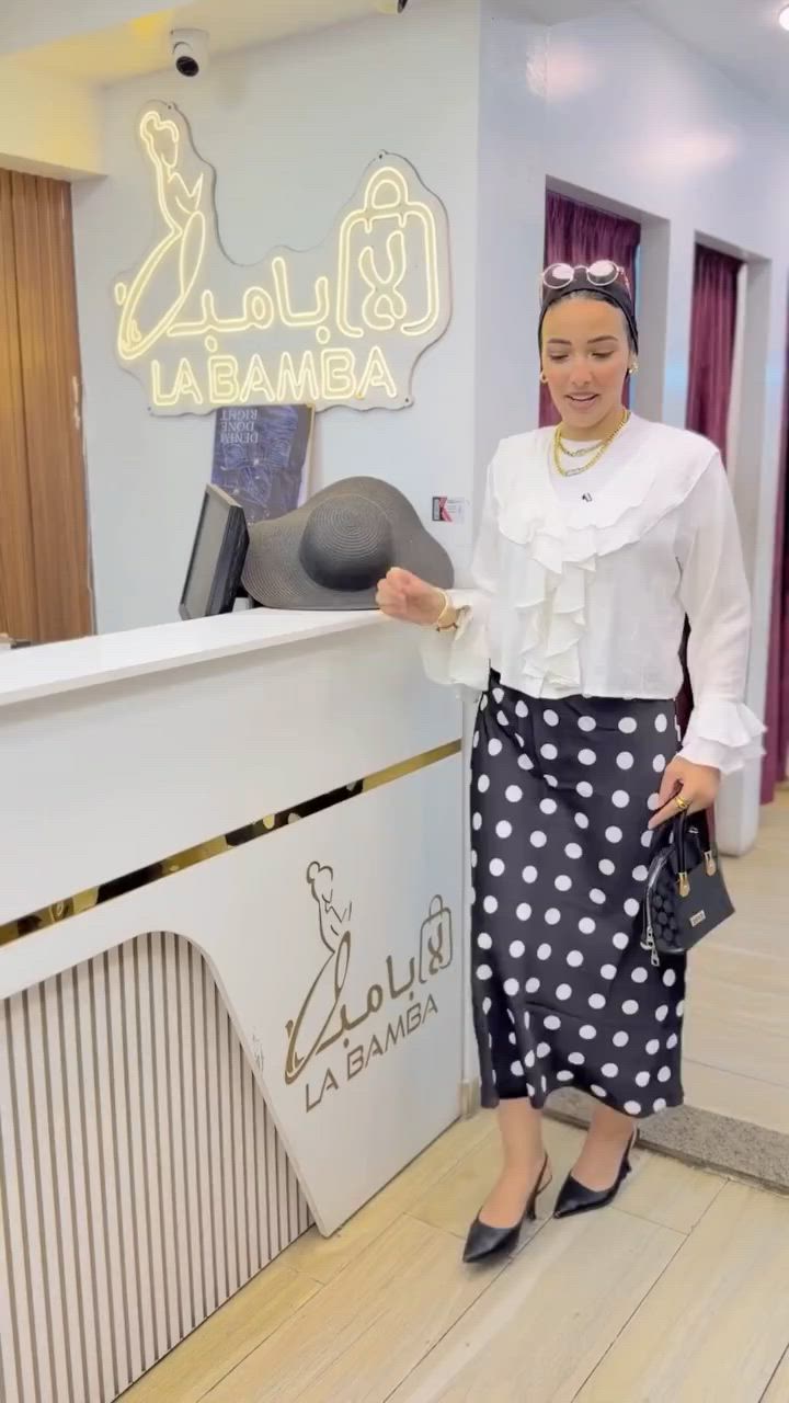 المنقط رجع تاني.. وبأشيك قصة من لابامبا! ✨👗

البلوزة المنقطة (Polka Dots) هي القطعة اللي مستحيل تغيب عن الموضة، والنهاردة رجعنالكم بيها بلمسة عصرية وقصة تظبط على أي جسم. البلوزة دي هي "الجوكر" بتاعك؛ تلبسيها على جينز لطلة كاجوال، أو على بنطلون قماش لطلة فورمال هادية وراقية. 🌸🔥

انزلي نورينا النهاردة واختاري مقاسك قبل ما تخلص.. القطع دي دايماً بتخلص بسرعة!
📍 فروعنا في انتظاركم:
(ميامي - سموحة "35 شارع مصطفى كامل" - العجمي "الهانوفيل" - بني مزار)

#لابامبا #البلوزة_المنقطة #موضة_كلاسيك #صيف_2026 #شياكة_بنات


**إذا كنت صاحب هذا الإعلان وتريد حذفه لأي سبب، رجاءا أرسل رسالة إلى الدعم الفني**