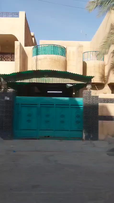 لسلام عليكم بيت للبيع مساحة ٢٠٠ متر واجهة ١٠ نزال ٢٠ مكانة حي الجهاد الرفاق الاولى مقابيل شقق حي صدام اول فرع بظهر المشاتل قريب علة الشارع  العام يحتوي علة اربع غرف نوم وهول وصالة ومطبخ وصحيات ٢جوة وحدة فوك للاستفسار الاتصال مع صاحب الدار***********السعر ٣٦٠

