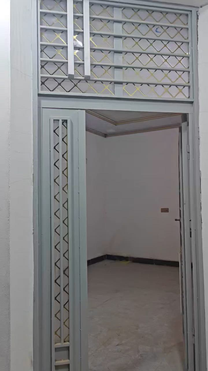 بيت جديد غير مسكون لايجار في تقاطع القدس قرب كلية بلاد الرافدين وقرب جسر المشاة ***********
