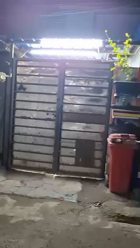 السلام عليكم بيت مساحه ١٢٠ متر طابو صرف سند وحده  محله ٧٣٥ الشارع العريض قرب فلكه الحدادين والبيت كما معروض بل فديو البيت نضيف مثل ما موضح بل مقطع 
مع المحل ومع اضافه غرفتين سندويش فوك يعني 3 غرف فوك وحده بناء وثنين سندويش 

لتواصل الاتصال على الارقام 
*********** واتساب او اتصال

