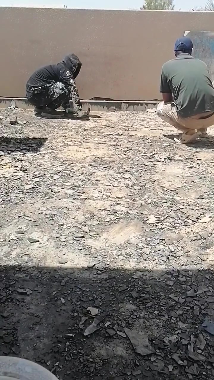 السلام عليكم عمل ماده الصطوح روف كوت عازلة من الحراره والرطوبه معه شبكه ألياف زجاجيه معه جلي وقلع الكير *********** حمودي ابو خالد هاي بعض الصور قبل وبعد العمل  من أعمالنا في هيت ونواحيها والحي السكني وهيت والرمادي
