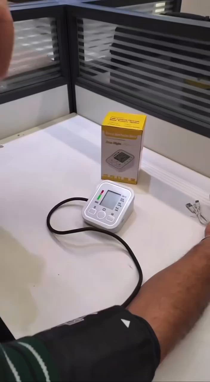 تصميم مميز وعملي

- شاشة LCD رقمية لعرض النسب

- قياس ضغط الدم: 0-299 ملم زئبقي " 0-3.37 كيلو باسكال "

- ضغط الدم 3± ملم زئبقي " 0.4 كيلو باسكال “ 5± من القراءة

- درجة الحرارة: 5 - 40 درجة مئوية

- سرعة ضربات القلب: 40 - 200 نبضة بالدقيقة 

- ارتفاع الضغط: 70 - 106 كيلو باسكال 

- الرطوبة: 15% - 85% رطوبة نسبية

- خاصية الايقاف الذاتي تلقائيًا بعد 30 ثانية من التشغيل بالخطأ 

- يتم النفخ عن طريق التضخيم التلقائي 

- يعمل عن طريق البطاريات نوع AAA  وكذالك يعمل عن طريق الشحن 

- طول الصمام : 60 cm

- الابعاد : 17 * 10 * 14 cm


**إذا كنت صاحب هذا الإعلان وتريد حذفه لأي سبب، رجاءا أرسل رسالة إلى الدعم الفني**