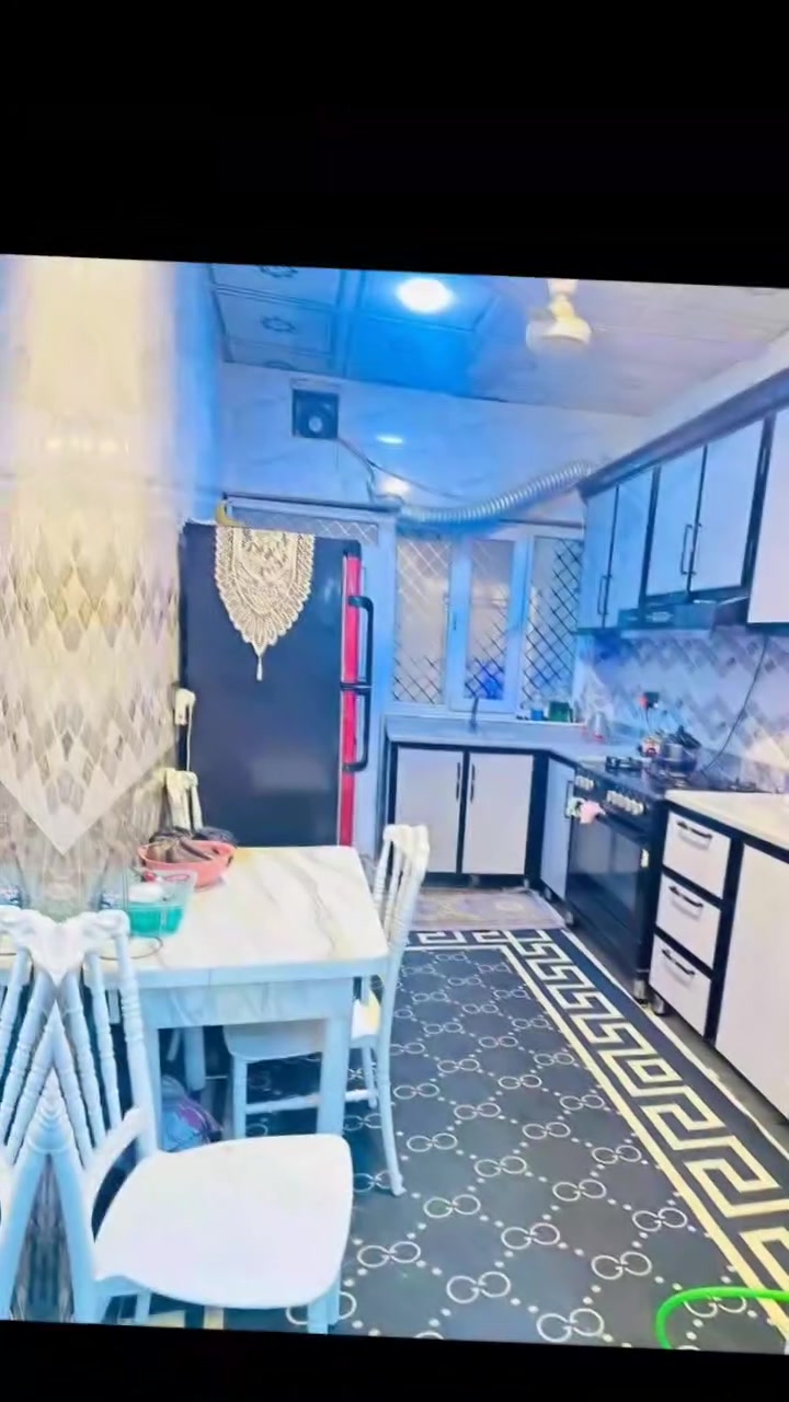 بيت ١٠٠ يحتوي غرفة صالة مطبخ استقبال ومنور و حمامات داخليه وخارجيه كلة سيراميك وسقوف ثانويه
بناء بلوك سقف عكادة اساس صب 
العنوان براكية شارع مدرسة الازدهار او شارع سكلة ابو ضياء اله مدخل من فرعين قريب جدا ع شارع وعلي خط نفرات ايضا السعر 26مليون وبي مجال بسيط
***********
