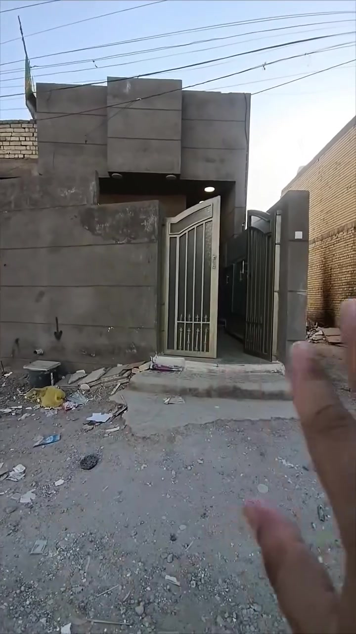 السلام عليكم توفر عندي بيت للبيع زراعي/مساحته 100متر /جبهه 5/ نزال20/ طابق واحد بناء حديث 2026/ البيت كلش حلو ومشتغله درجه أوله المنطقه كامله كل الخدمات مي مجاري كهرباء تبليط قريب جدا جاي يشتغلون بي موقع البيت البلديات الضباط الثانيه قرب المحطه الصفراء شارع 20 للاستفسار اكثر *********** السعر خاص أن شاء الله مناسب الرد واتساب ماسنجر أو الاتصال      حسن للعقار
