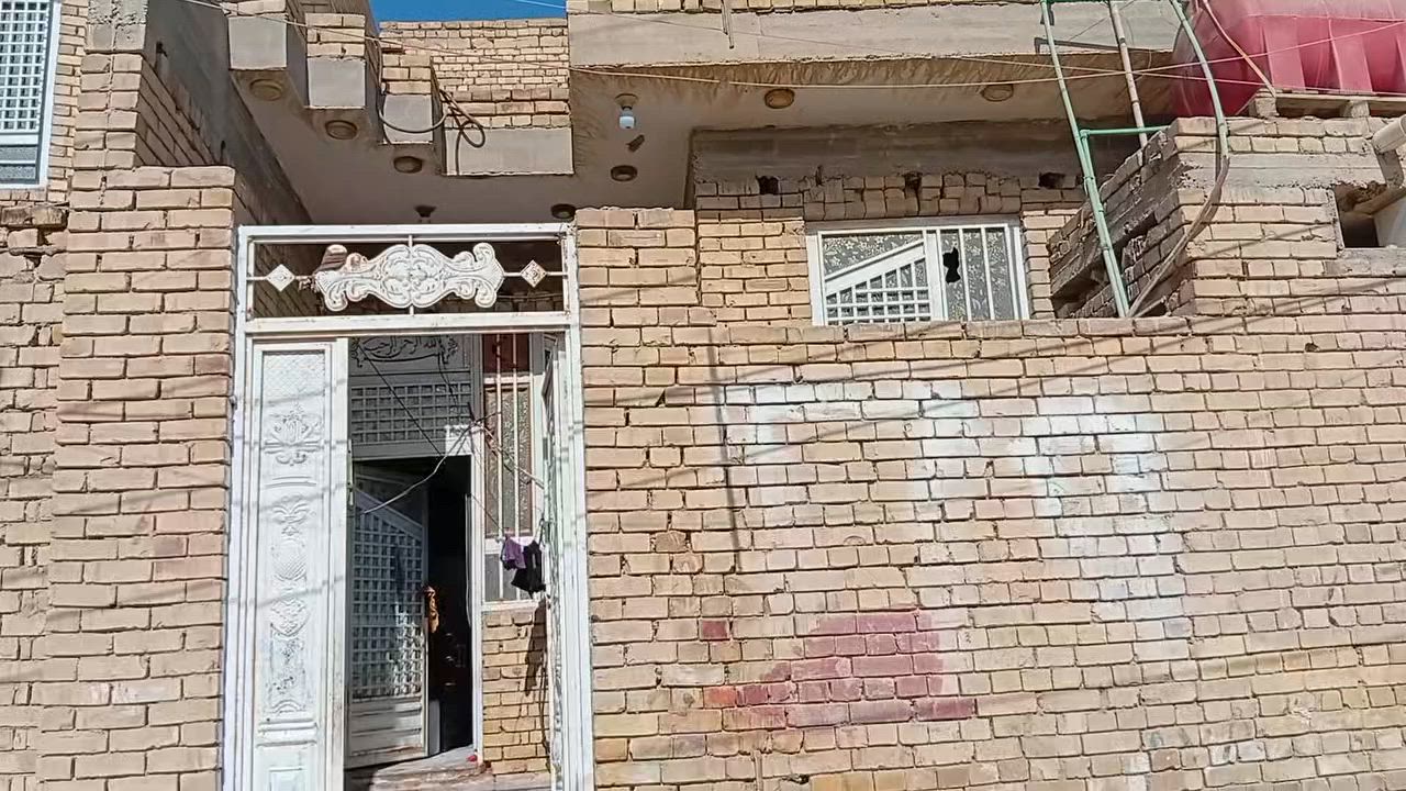 البيت اللبيع 100م عرض 6واطول 15غرفه وصاله مطبخ وديوانيه الطابق الثاني عوزه سيارتين طابوك صحيات داخليه وخارجيه ***********
