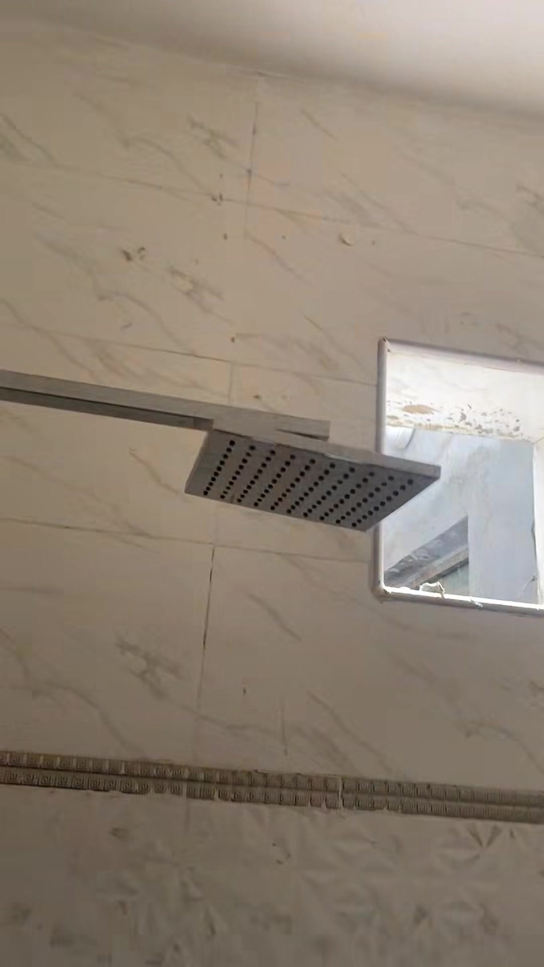 السلام عليكم
بيت ومحل تجاري للبيع 

المساحه 100 متر (واجهه 5 النزال 20)

طابو ملك صرف تجاري

البيت من المالك مباشرة

انت والمالك تتواجه مباشر 

بغداد / قضاء الحسينية / شارع ابو سمير التجاري

شارع ابو سمير التجاري على نفس الشارع

موقع البيت بصف مكتب ابو محمد المختار ومصور اليقين

موقعه ممتاز جدا 

بناء جديد سنة 2025

البيت طابقين 

الطابق الاول محل كبير غرفة وصاله ومطبخ وخدمات صحيه

الطابق الثاني غرفتين وحولي وخدمات صحيه 

الطابق الثالث ستارة وبيتونه كبيرة 

السطح ايزوكام والبيت كله صب مسلح

البيت مطبك كاشي وسيراميك حزام كله والحمامات والمطبخ سيراميك للسقف 

نظام الكهرباء كل طابق معزول عن الثاني بالوطني وبالسحب مشترك والمحل معزول عن البيت 

المجاري الأمل الشريف المصري

الدرج بايه ومرايه مرمر درجه أولى ومحجر حديد 

بيبان وشبابيك درجه أولى 

البيت كامل وأي نقص مابي 

 تستلم مفتاح جاهز 

الواجهه جان بيها تعديل ونشرت صورتها بعد التعديل

واكعه فلينه ورجعت سويتها وناشر الصورة بعد التعديل

البيت تستلم مفتاح جاهز لآخر حبايه

والفيديوهات توضح كلشي 

الطابق الاول طابوق جمهوري 

الطابق الثاني بلوك 

السعر 122 مليون وبي مجال للطيبين

 والبيت موقعه تجاري وبناءه ممتاز  وبداية الحسينية

رقمي *********** للاستفسار او الاتصال
