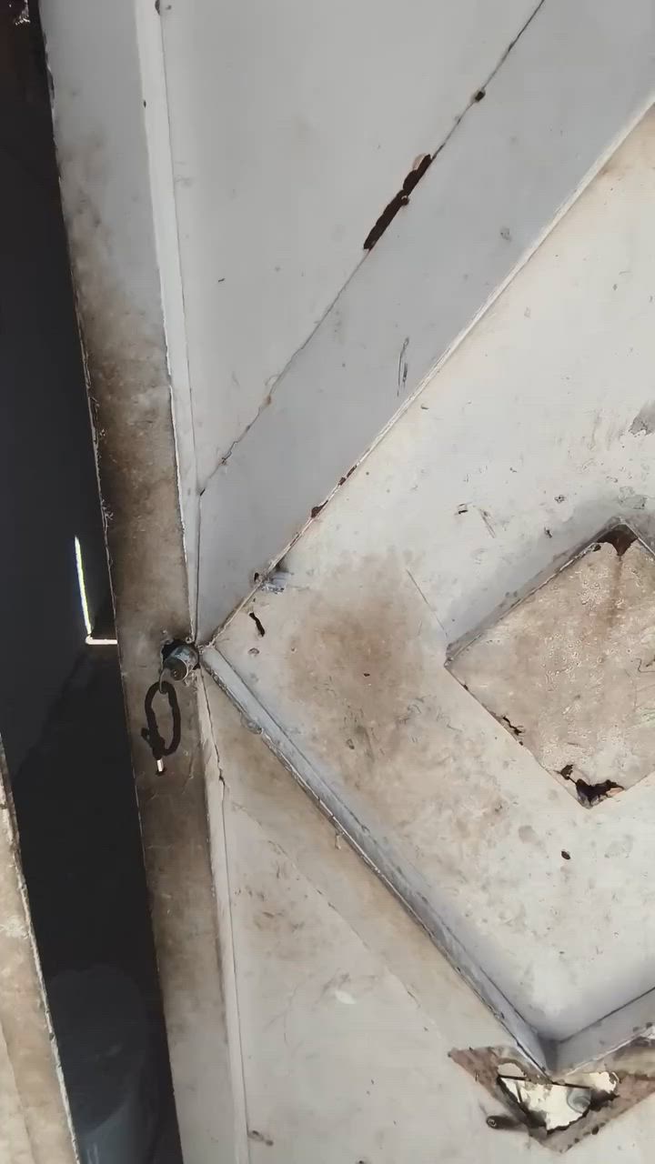 بيت ١٠٠ متر ب الحولي للاجار بصف شارع ٣٠ بي غرفه و صاله و مطبخ و استقبال و صحيات و مكشوفه سعر الاجار ب ٢٥٠ الف وهذا رقمي *********** والله يرزق الجميع ان شاء الله
