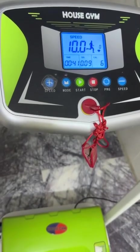 جهاز جري نضيف اصلي درجه أوله  يحتوي على شاشه رقميه يتحمل وزن 90kدرجات السرعه تصل إلى 100 السعر 450العنًوان بغداد مدينه الصدر شارع السفنج رقم التواصل *********** واتساب
