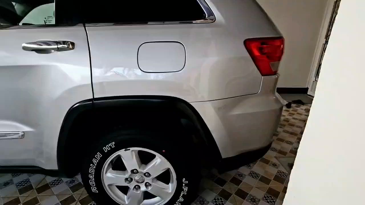 السلام عليكم ..سيارة جيب كراند شيروكي لاريدو
موديل 2012 وارد امريكي كلين تايتل بدون حادث  
فقط اجزاء صبغ بيها كلير سيارة حلوة ونظيفة مال  
جناي رقم بغداد مشروع وطني دولي سنويه وهزه  
جديده 2030 السيارة بأسمي شرط تحويل ثاني يوم  
عداد السيارة 304 km حداده اماميه جديده منظومه  
تبريد جديده كامله صارلي اشهر من شادها السعر155 رقم الهاتف ‎***********
