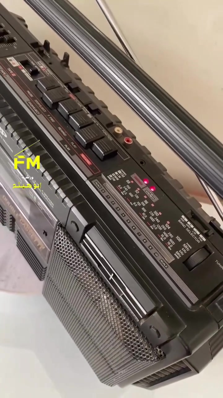 مسجل راديو وكاسيت ستيريو من شركة شارب، تحديداً موديل Sharp WQ-T234. 
النوع: جهاز بومبوكس (Boombox) عتيق تسجيل سريع 
المميزات: يحتوي على مشغل كاسيت مزدوج (Twin Mechanism Double Cassette).
الصوت: مزود بمعادل صوت رسومي ثلاثي النطاقات (3-Band Graphic Equalizer).
الراديو: يدعم موجات الراديو AM/FM SW¹ SW²
السعر 80 الف موبايل ***********
