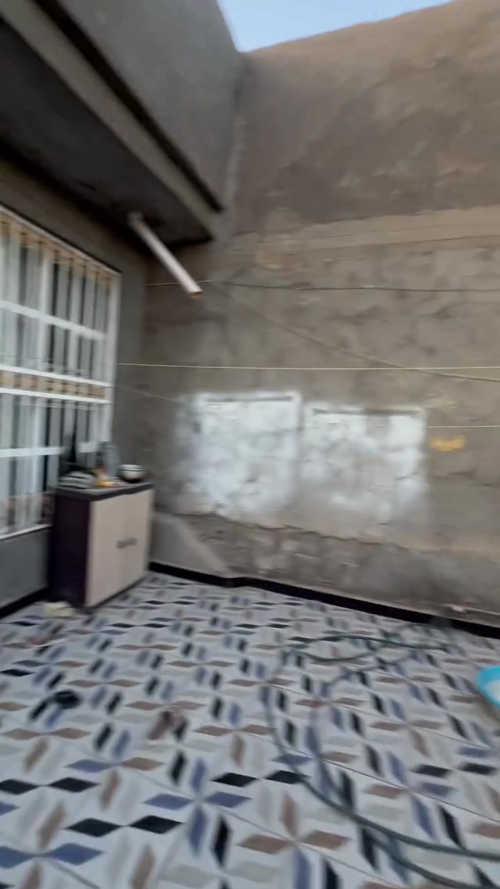 السلام عليكم 
بيت طابقين مساحته 120 متر واقع حال اكثر 
حله ورديه خارج 
رقم ‭***********‬
