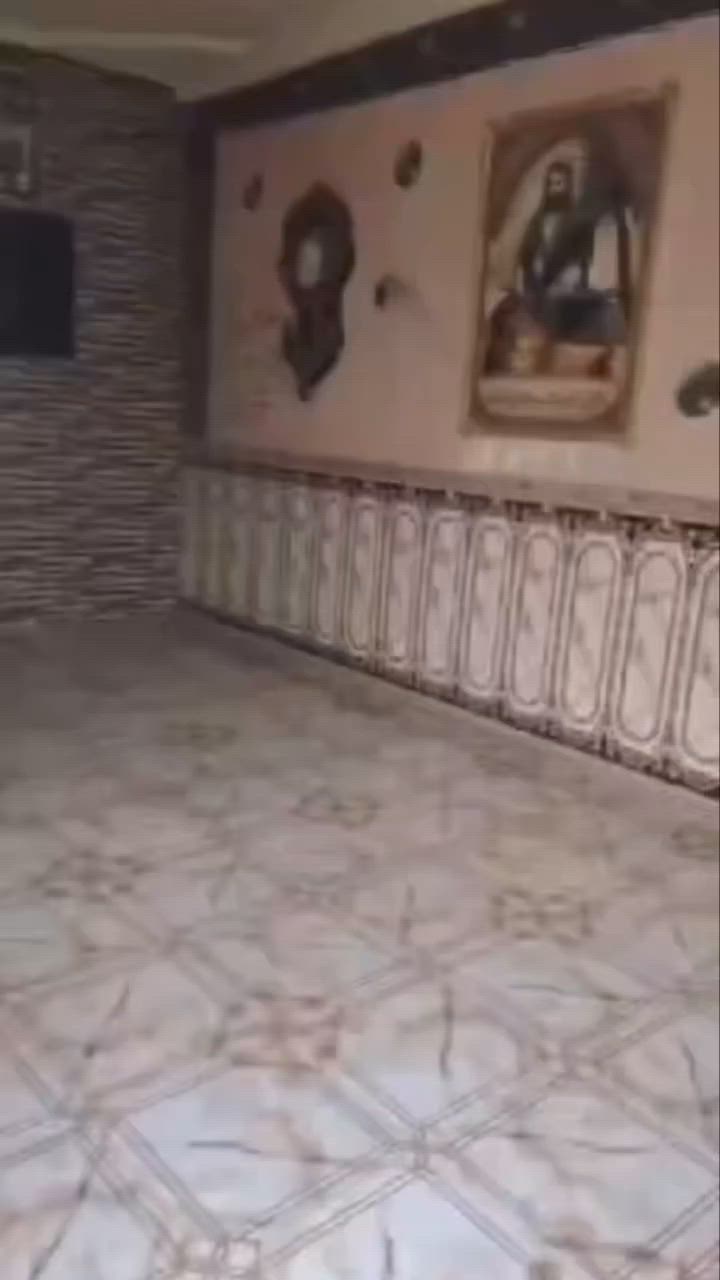 🏡 بيت حديث للبيع - الحلة (حي البكرلي الرابعة) ✨
بيت مميز، نظيف جداً، وبناء حديث متكامل الخدمات، جاهز للسكن الفوري.

📌 تفاصيل العقار الأساسية:

المساحة: 200 متر مربع.

النوع: صلاح زراعي (مضمون: مرفوع اسمه للبلدية ).

الحالة: بناء حديث، البيت كلش حلو، نظيف، ومرتب جداً.

🧱 التصميم الداخلي (تقسيم الغرف):

الطابق الأول: استقبال + صالة واسعة + مطبخ + غرفتين نوم + الملحقات الصحية.

الطابق الثاني: غرفة نوم + صالة.

⚡ الخدمات والموقع:

الخدمات الأساسية: ماء + كهرباء مستمرة + شبكة مجاري متكاملة.

الخدمات الإضافية: خط مولد ذهبي.

الشارع: القرب من التبليط مسافة 6 أمتار فقط.

💰 السعر وطريقة التواصل:

السعر: 46مليون دينار عراقي (وبي مجال قليل للشراي الطيب).

المكان: بابل - الحلة - حي البكرلي الرابعة.

📞 للاستفسار ومعاينة البيت:

للمزيد من التفاصيل والاتصال المباشر (أو المراسلة عبر الواتساب):

👉 ***********

ملاحظة: يرجى الاتصال هاتفياً أو عبر الواتساب لسرعة الرد
