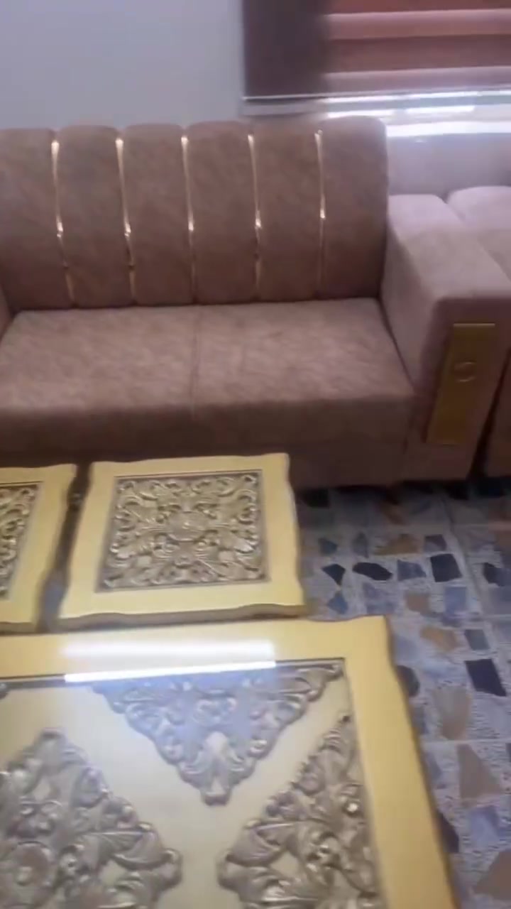 للبيع  قطعتين 3 نفرات و قطعة نفرين وثنين كراسي نفر واحد
للتواصل  ***********  /  ***********

