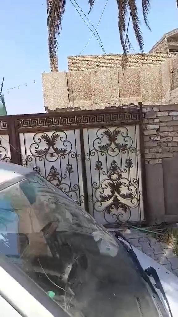 السلام عليكم بيت للبيع منطقه الجريخي على شارع ٢٠ مساحة ٢٠٠ متر ركن بناء قديم مال ورثه متفق علبيع رقم تلفون *********** واتساب فقط
