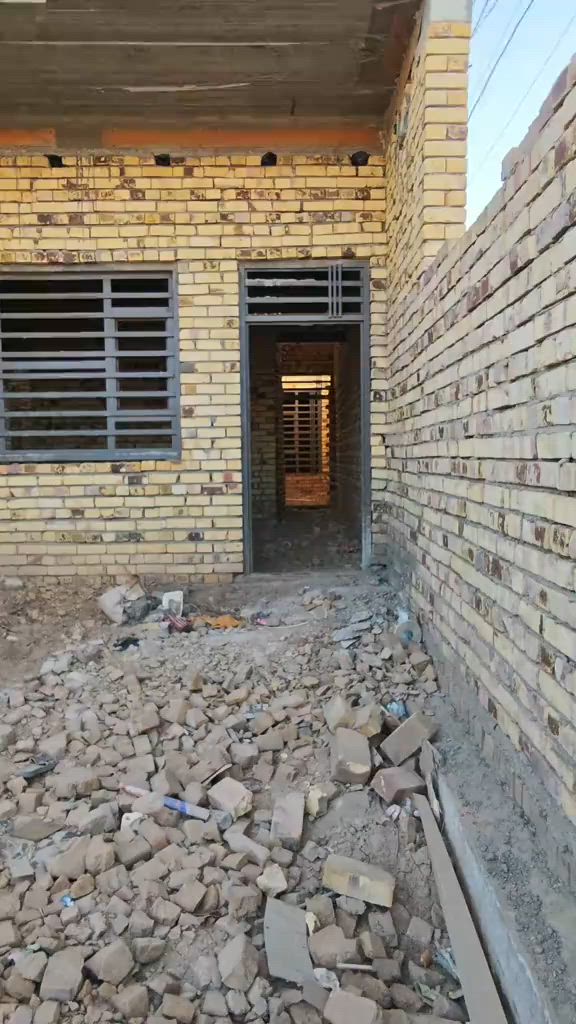 🏗️ هيكل مسقوف للبيع - موقع ركن مميز 🏗️ (رقم معامله ماده 20) الموقع: 📍 ميسان - العمارة / حي الغدير الثانية. 📐 مواصفات العقار: المساحة: 200 متر . الوجهة: ركن (إطلالة مميزة وتهوية ممتازة) 🧭. نوع البناء: بناء درجة أولى (شغل نظيف وقوي) 🧱. الحالة: هيكل مسقوف وجاهز للتكميل حسب ذوقك. 🛋️ التصميم الداخلي: 🛏️ غرفتين نوم. 🛋️ صالة الكبيرة. 🪑 غرفة استقبال واسعة. 🍳 مطبخ بنظام (حار / بارد). 🚿 مجموعات صحيات. 🚗 طرمة خارجية. 📞 للاستفسار والتواصل: للمزيد من المعلومات أو لمعاينة العقار، يرجى الاتصال على الرقم: 📱 *********** ☎️ #عقارات  #قطع_اراضي  #عقار  #بيع_و_شراء_عقارات #الشعب_الصيني_ماله_حل😂😂 
