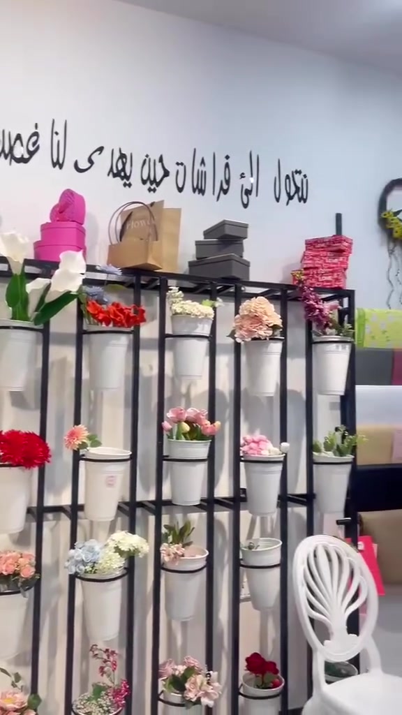 غراض محل ورد كامل للبيع 
***********
