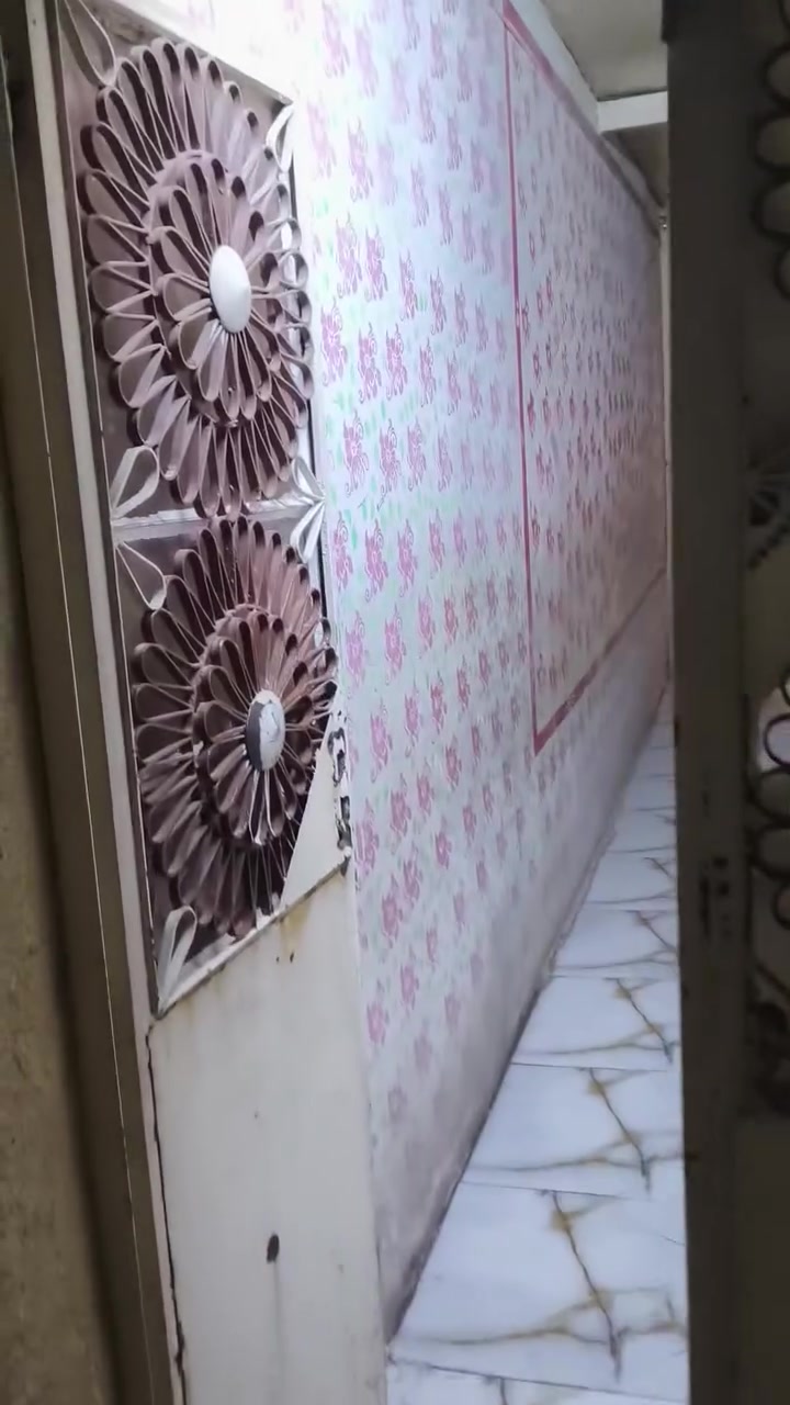 السلام عليكم بيت تجاوز البيع المساحة ١٠٠ متر جكوك قرب حسينية المحسن اي ستفسار  اتصال بالرقم ***********
