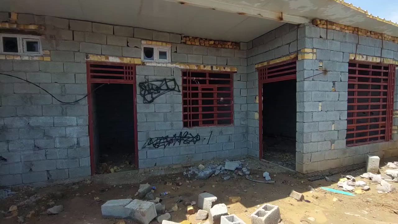 السلام عليكم بيت بحي المنتظر قرب جسر الدجيلي جهة السفحه طريق المعهد التقني
بيت 200متر مرقم ومسجل بالبلديه معاملته مرفوعه شارع اسواق ريحانه يبعد 300متر عن شارع العام يتكون من ثلاث غرف نوم وصاله واستقبال ومطبخ وحمام داخلي وخارجي. 
بتلو طابوق ارتفاع متر مفروش لايلون وملبوخ ومزفت
تاسيس ماء ومجاري كامل مواد تركي الاصلي 
محدول قفاز
سبتتنك صب مسلح
سقف ساندويش بنل الاصلي
كهرباء وماء واصله للبيت
نقص تاسيس كهرباء ولبخ مثل ماموضح بالصور
***********
