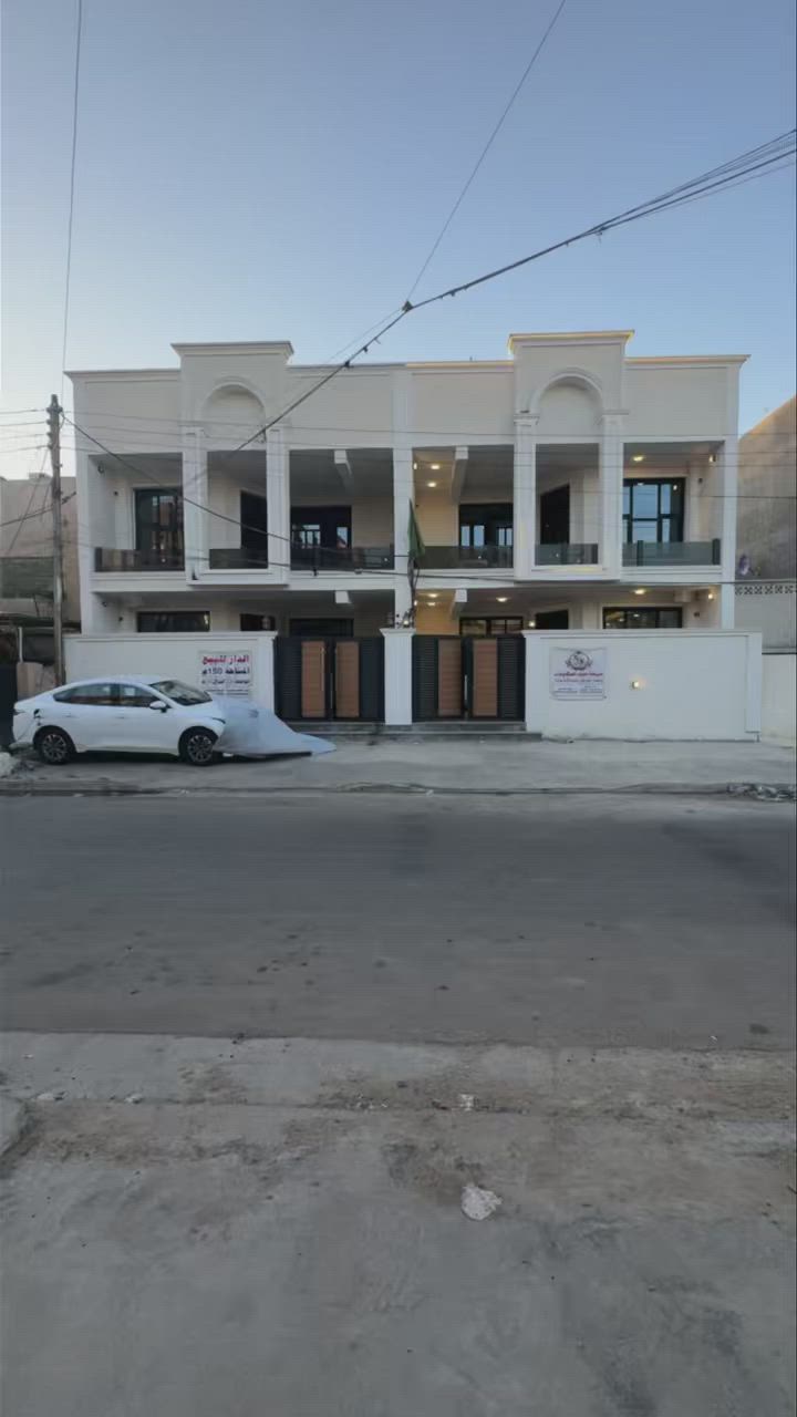 السلام عليكم دارين للبيع كل واحد ١٥٠ متر
بغداد حي العامل الجنابات شارع عريض ثاني بيت عن الشارع
كل دار يحتوي على صاله ومطبخ وصحيات وحولي وغرفتين نوم
الطابق الثاني يحتوي على ٤ غرف وحولي وصحيات 
للاستفسار اكثر ***********
