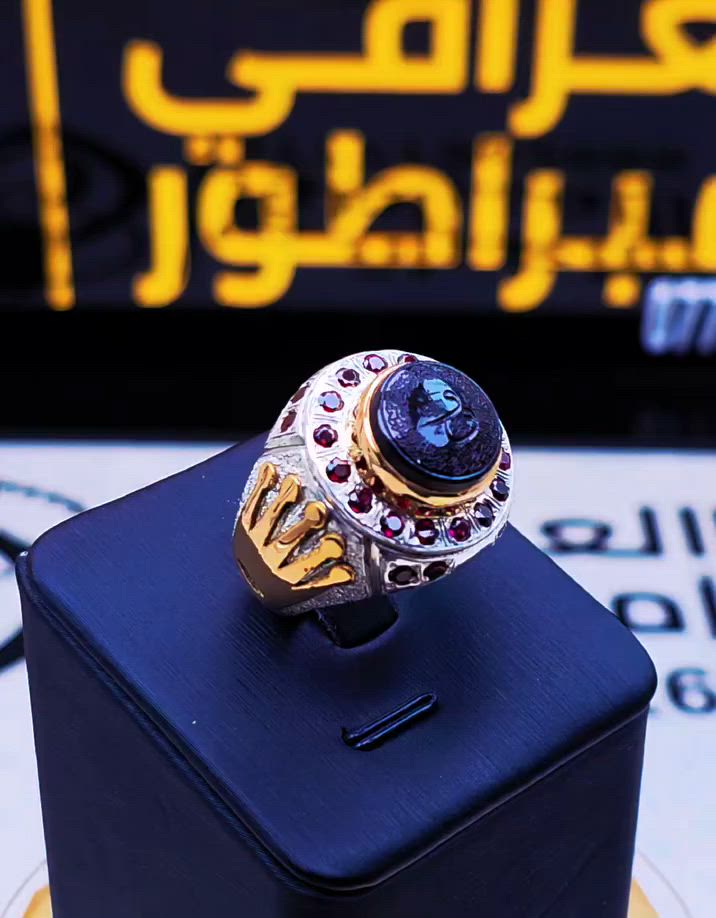 السلام عليكم اخوتي الطيبين 
شفة العبد يماني مخطوط سورة الضحى المباركة
بخط الاستاذ رفيع ...
صياغة المبدع عباس التميمي 
موديل رولكس ذهب و تطعيم بأحجار الياقوت الطبيعي
 .... للاستفسار ... *********** ...
لعيونكم الغوالي و تدللون
