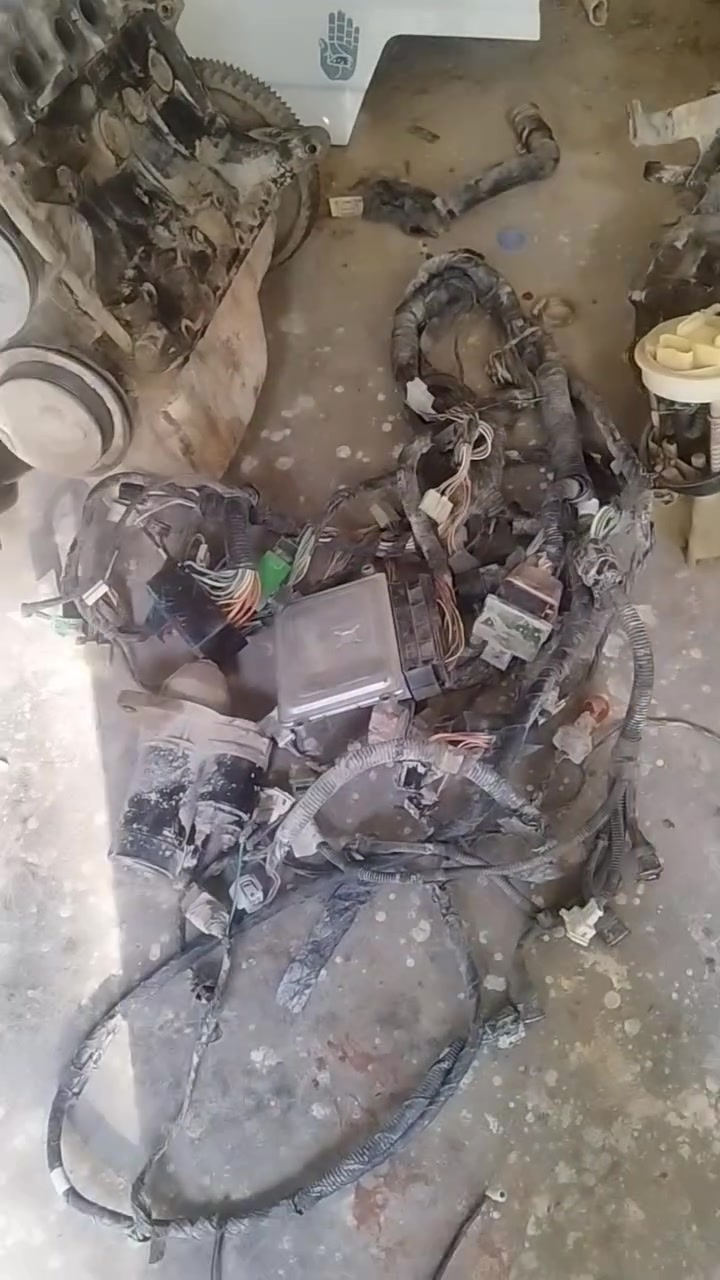 تفصيخ سايبه. وبيجو 405  كل شي موجود مكينه وكير وضفيره سلف داينموكلشي موجود بلبصرة شراي يجي خاص *********** ابواب بيجو ومشط وراديتر تبريد
