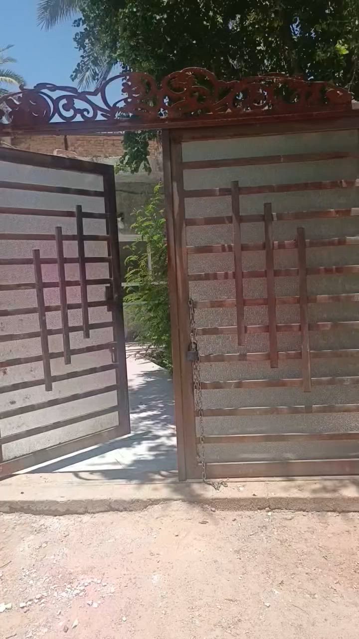 السلام عليكم مساحه 300 متر تحتوي على بيت شارع بغداد جهه الدخول ابعد عن شارع بغداد 100 متر تبليط عن التبليط 200 متر قرب جامعه الزهراء سعر وباقي تفاصيل اكثر اتصال***********
