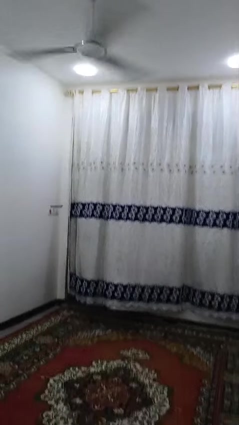 سلام عليكم 
البيت البيع بل دوانم ورة سجى قرب المصتوصف بل فرع لي بعد شارع ابو الحرار مقبيل بيت سيد نور 
البيت يحتوي  على توليت خارجي  ستقبال كبيرة غرفة نوم  هول مطبخ حار بارد حمام  بل طابق الرظي 
الطابق الاول يحتوي علة 
3 غرف نوم كبيرات+ غرفة صغيرة  حمام  بيتونة كبيرة صطح شتايكر  فول عازل فوم 
شغل درجة اولى فول رفت السقوف رباط سقف  خدمات كاملة ماء مجاري كهرباء 
مساحة 125. الاستفسار 
عل رقم بي واتساب 
***********
