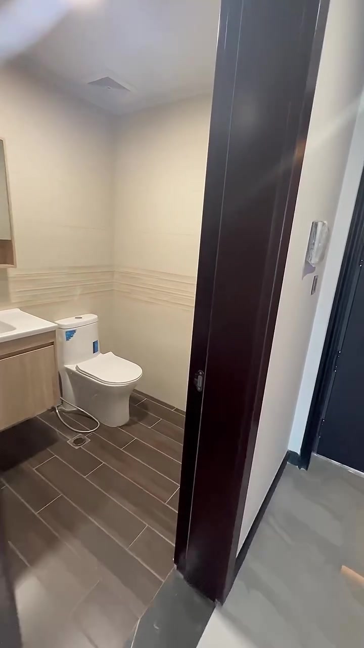 شقة للبيع ❗️❗️❗️
مجمع بوابة العراق السكني 
في قلب المنصور 
شقة عمارات الرويال  عمارة 23 مساحة 253م
طابق متوسط
3 غرف نوم 3 حمامات مع بالكونات كبار اطلالة مميزة عالزوراء 
سعر البيع كاش نقد سعر جداً مغري 

واذا حاب تعرض عقارك بيع او ايجار 
للاستفسار والتواصل مراسلة واتساب ***********
أحمد الكربولي
